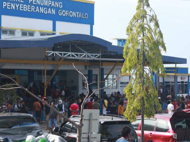 Gorontalo, Endonezya - 5 Ocak 2024: Gorontalo Limanı, Gorontalo Şehri, Endonezya. Feribot yolcuları az önce bir yolculuktan geldiler.