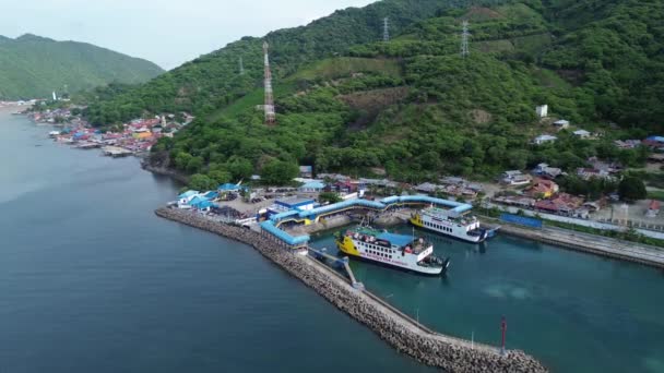 Gorontalo Indonesia Januari 2024 Pemandangan Udara Feri Mendekati Pelabuhan Gorontalo — Stok Video