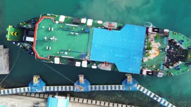 Sabah Gorontalo Limanı 'nda demirli bir feribot görüntüsü.