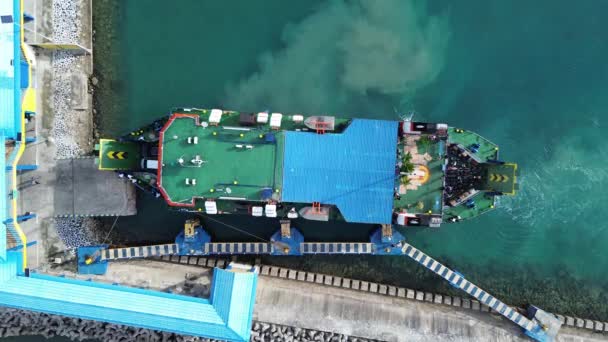 Pemandangan Udara Kapal Feri Diumumkan Pelabuhan Gorontalo Pagi Hari — Stok Video