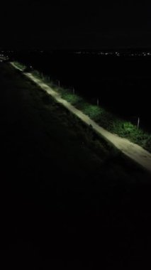 Dikey İHA Gece Göl 'ün Ortasında Yol Görüntüsü