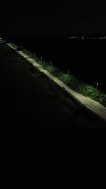 湖心夜景下的竖直钻杆路况 — 图库视频影像