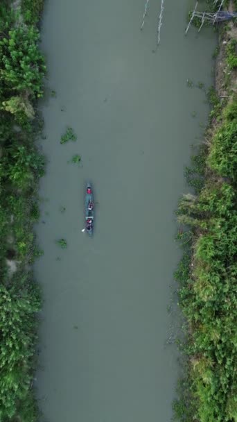 Vertikala Drönarbilder Små Fiskebåtar Som Flyter Floden Skogen — Stockvideo