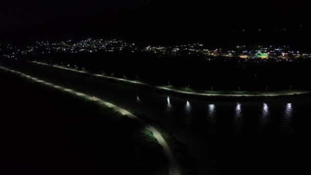 Вид Воздуха Дорогу Середине Озера Ночью — стоковое видео