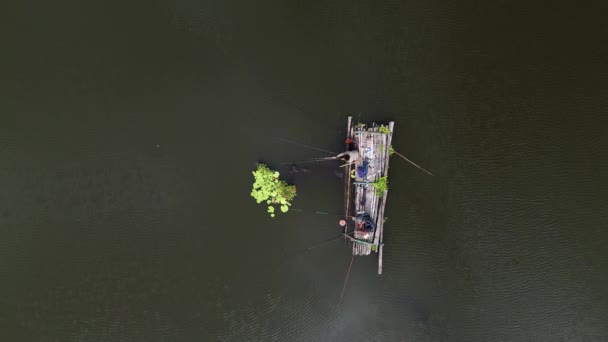 Vista Aérea Pescador Pesca Lago Perintis Pela Manhã — Vídeo de Stock