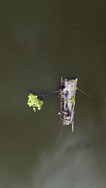 Verticale Drone Filmato Pescatori Pesca Sul Lago Perintis Mattino — Video Stock