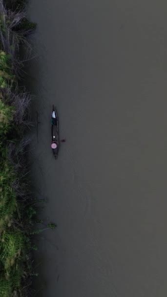 Vertical Drone Footage Small Fishing Boats Floating River Forest — Stock Video
