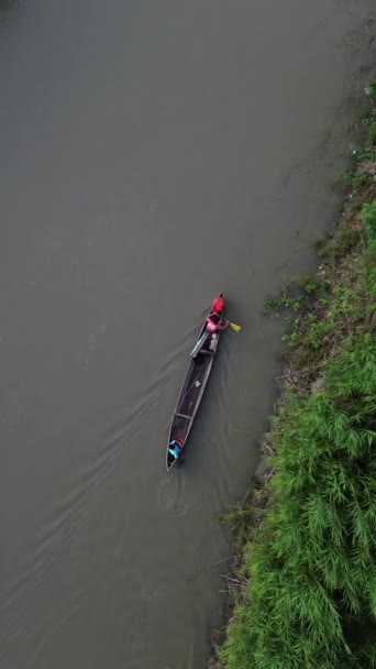 Imágenes Drones Verticales Pequeños Barcos Pesca Flotando Río Bosque — Vídeo de stock