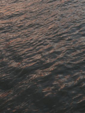 Nehrin yüzeyinde su dalgalanmalarının soyut arkaplanı