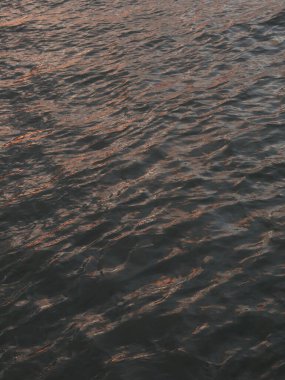 Nehrin yüzeyinde su dalgalanmalarının soyut arkaplanı