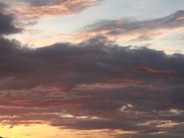 Sunset 'te bulutlu renkli dramatik gökyüzü. Bulutlu Gökyüzü Arkaplanı
