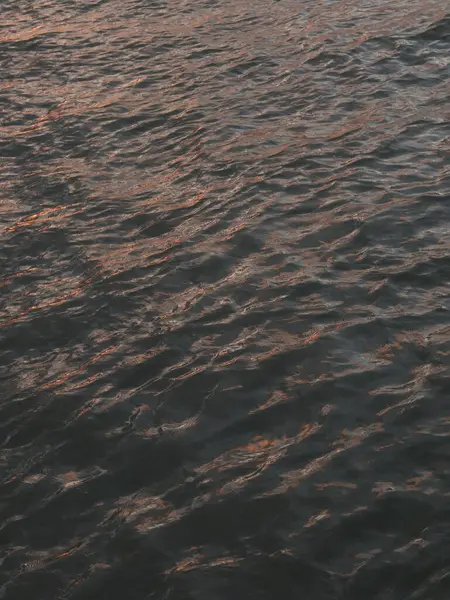 Nehrin yüzeyinde su dalgalanmalarının soyut arkaplanı