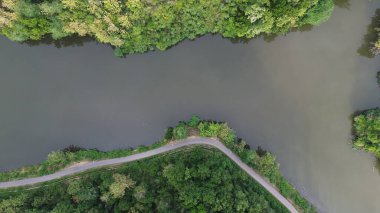 Ormanın ve gölün ortasındaki yolun havadan görünüşü