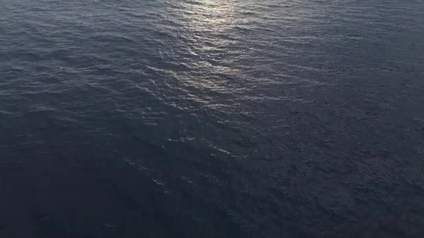 Deniz Yüzeyinin Havadan Görünüşü Sakin Gökyüzü Denizi Nin Üzerinde Uçar — Stok video