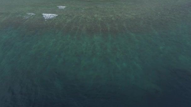从空中俯瞰海面 照相机在平静的蔚蓝色的海面上飞舞 — 图库视频影像