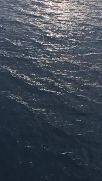 Imágenes Verticales Drones Sobre Mar Azul Con Luz Solar Cielo — Vídeos de Stock
