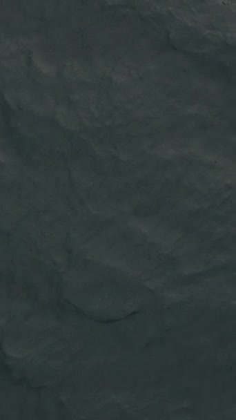 Függőleges Drónfelvételek Tengervíz Felszínén Fényképezőgép Repül Nyugodt Azúr Tenger Felett — Stock videók