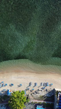 Turkuaz Su ve Kum ile Güzel Tropikal Plajın Hava Manzarası