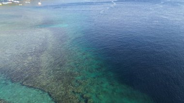 Turkuaz Su ve Kum ile Güzel Tropikal Plajın Hava Manzarası