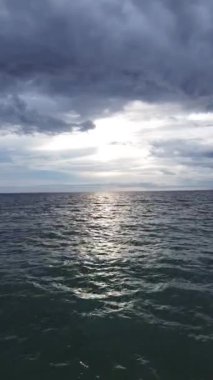 Mavi Deniz 'in Dikey İnsansız Hava Aracı. Güneş ışığı ve Mavi Gökyüzü.