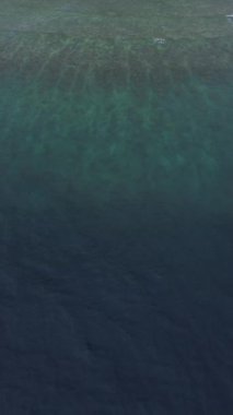 Su yüzeyinin dikey drone görüntüsü. Kamera Sakin Deniz 'in Üzerinde Uçar