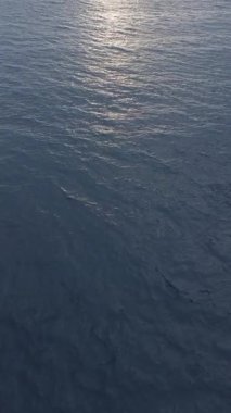Su yüzeyinin dikey drone görüntüsü. Kamera Sakin Deniz 'in Üzerinde Uçar