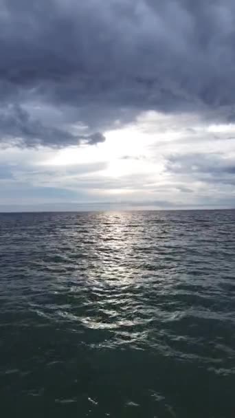 Vertikální Dron Záběry Nad Modrým Mořem Slunečním Světlem Modrým Nebem — Stock video