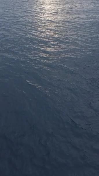 Vertikální Drone Záběry Mořské Vodní Hladiny Kamera Letí Nad Klidným — Stock video