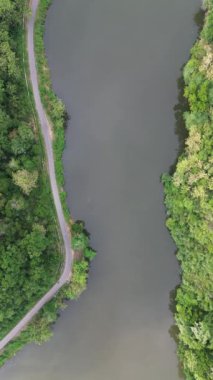 Dikey İHA Ormanın ve Gölün Ortasındaki Yol Görüntüsü