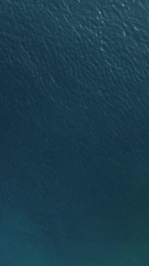 Su yüzeyinin dikey drone görüntüsü. Kamera Sakin Deniz 'in Üzerinde Uçar