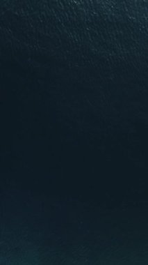 Su yüzeyinin dikey drone görüntüsü. Kamera Sakin Deniz 'in Üzerinde Uçar