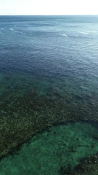 Vertikale Drohnenaufnahmen Über Blauem Meer Mit Sonnenlicht Und Blauem Himmel — Stockvideo
