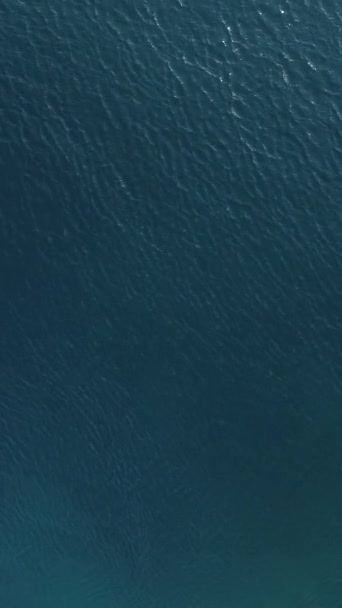 Függőleges Drónfelvételek Tengervíz Felszínén Fényképezőgép Repül Nyugodt Tenger Felett — Stock videók