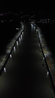 Dikey İHA Gece Nehrin Ortasında Yol Görüntüsü
