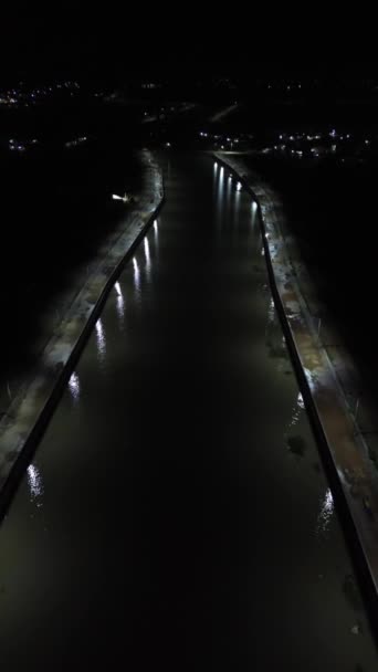 Вертикальный Беспилотный След Дороги Посреди Реки Ночное Время — стоковое видео