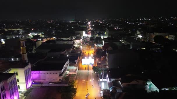 印度尼西亚Gorontalo市中心夜间公路交通的空中景观 — 图库视频影像