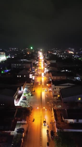 Drone Vertical Filmagem Tráfego Noturno Downtown Gorontalo Indonésia — Vídeo de Stock