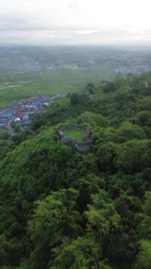 Gorontalo, Endonezya 'daki Otanaha kalesinin dikey hava görüntüleri. Otanaha Kalesinin taş duvarları