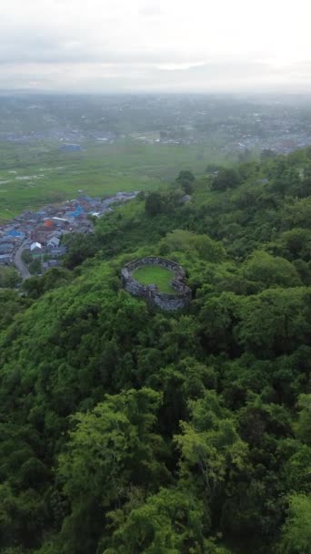 インドネシアのゴロンタロにあるオタハ要塞の垂直の航空写真 オタハ要塞の石壁 — ストック動画