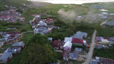 Öğleden sonra küçük köyün hava manzarası. Gorontalo, Endonezya 'daki Tualango Köyünün Hava Görüntüsü