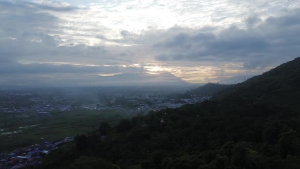 インドネシア ゴロンタロ 山の上空に暗い雲で日の出の空中ビュー — ストック動画