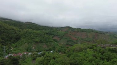 Gorontalo Eyaleti, Endonezya 'daki Dağlarda Sabah Sisi Hava Görüntüsü