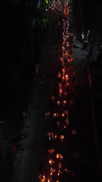 ラマダンの聖月中にトーチリレーを祝う人々の垂直の空中映像 — ストック動画