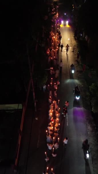 ラマダンの聖月中にトーチリレーを祝う人々の垂直の空中映像 — ストック動画