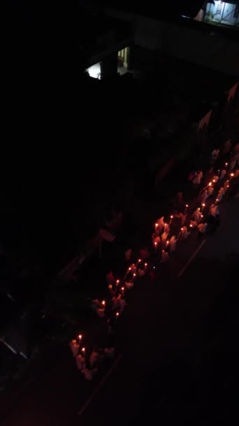 Вертикальні Аерофотознімки Людей Святкують Естафету Факела Під Час Священного Місяця — стокове відео