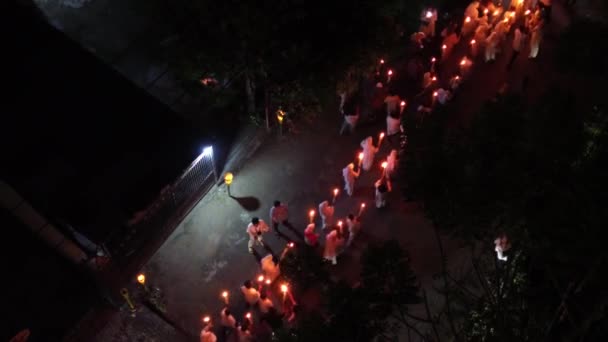ラマダンの神聖な月の間にトーチリレーを祝う人々の空中ビュー — ストック動画