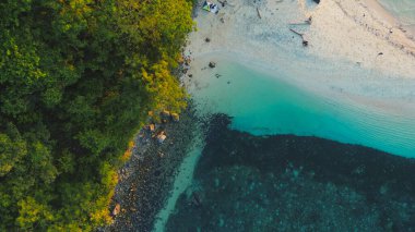 Turkuaz Suyu ve Beyaz Kum ile Güzel Tropikal Bir Plajın Hava Manzarası