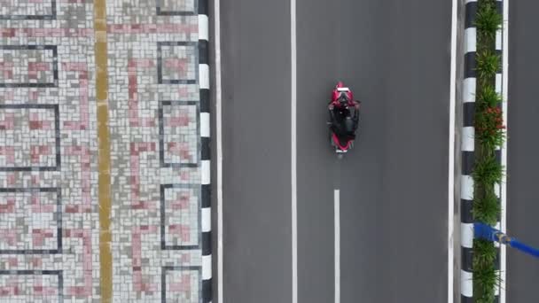 Αεροφωτογραφία Του Ποδηλάτη Ιππασία Μοτοσικλέτα Αυτοκινητόδρομο Gorontalo Ινδονησία — Αρχείο Βίντεο