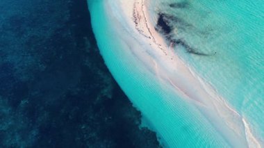 Turkuaz Suyu ile kumsalın havadan görünüşü