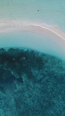 Turkuaz Suyla Kumsalın Dikey İHA Görüntüsü